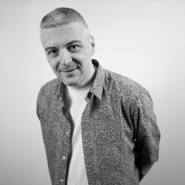 Kacper Tomaszewski — Sr. Graphic & UI/UX Designer